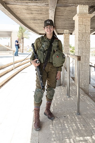 4 - SOLDATESSA ISRAELIANA AL CONFINE SUL FIUME GIORDANO.jpg